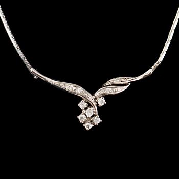 COLLIER, 18 k vitguld med mindre briljanter. Totalvikt ca 8 g.