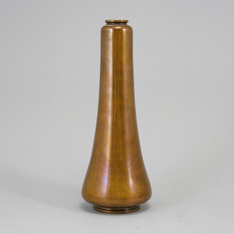 A Japanese bronze vase, Meiji period (1868-1912).