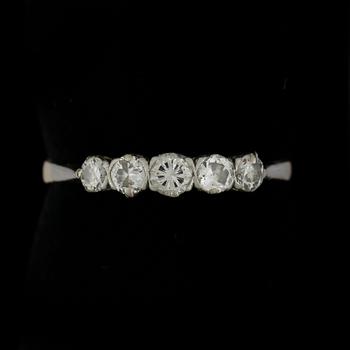 RING, 18k guld med 5 diamanter tot ca0,45ct. Vikt 2,9g.