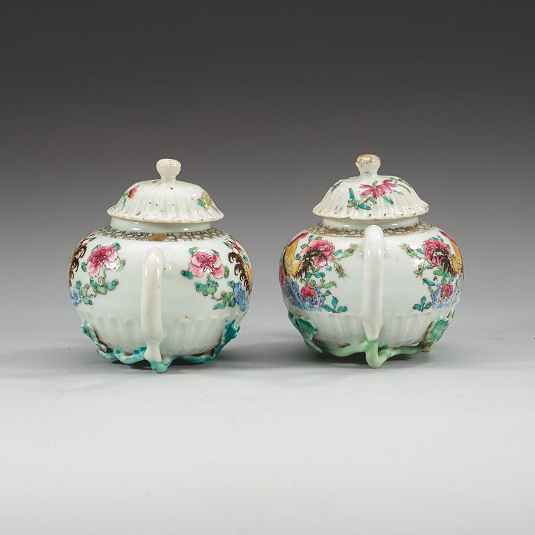 TEKANNOR med LOCK, ett par, kompaniporslin. Qing dynastin, Qianlong (1736-95).