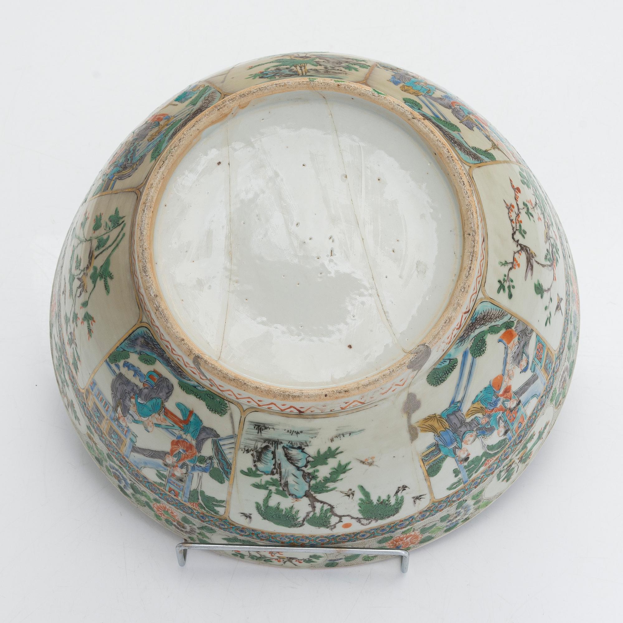 A large Chinese bowl, 19th century.