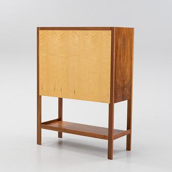 Josef Frank, skåp, modell 2135, Firma Svenskt Tenn, enligt uppgift 1980-tal, specialbeställd variant i valnöt.