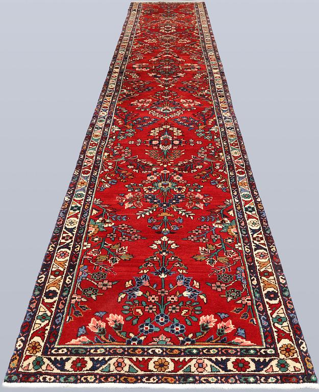 A Hamadan runner, approx. 598 x 95 cm.