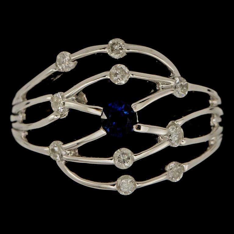 RING, 14k vitguld med fasettslipad blå safir samt 10 små briljantslipade diamanter, 2000-tal. Vikt 3 g.
