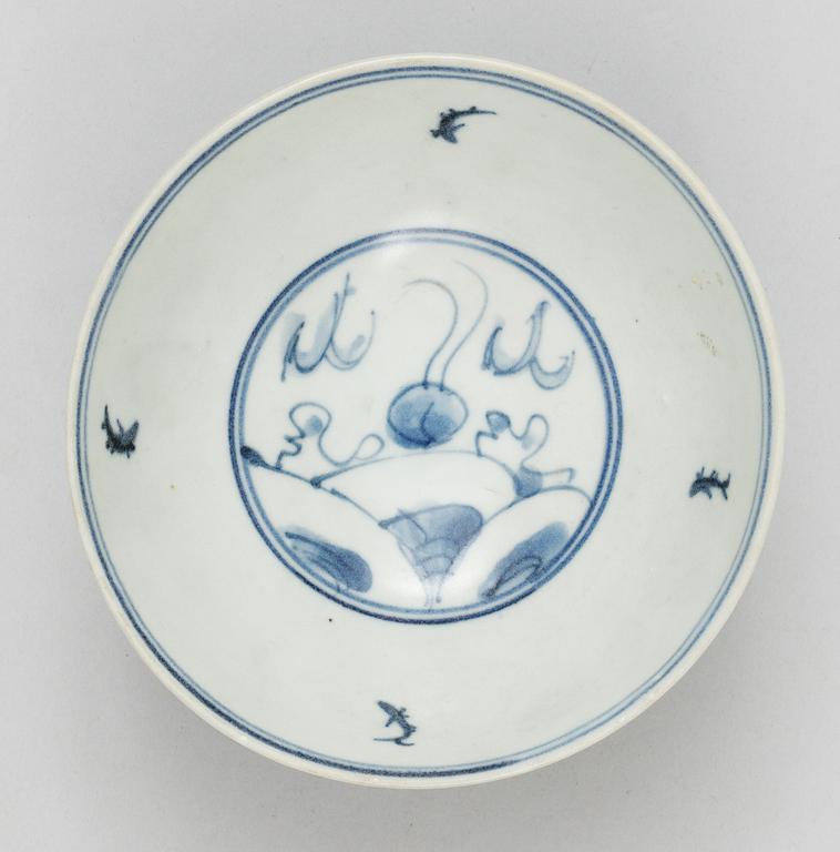 A blue and white bowl, 17th Century.