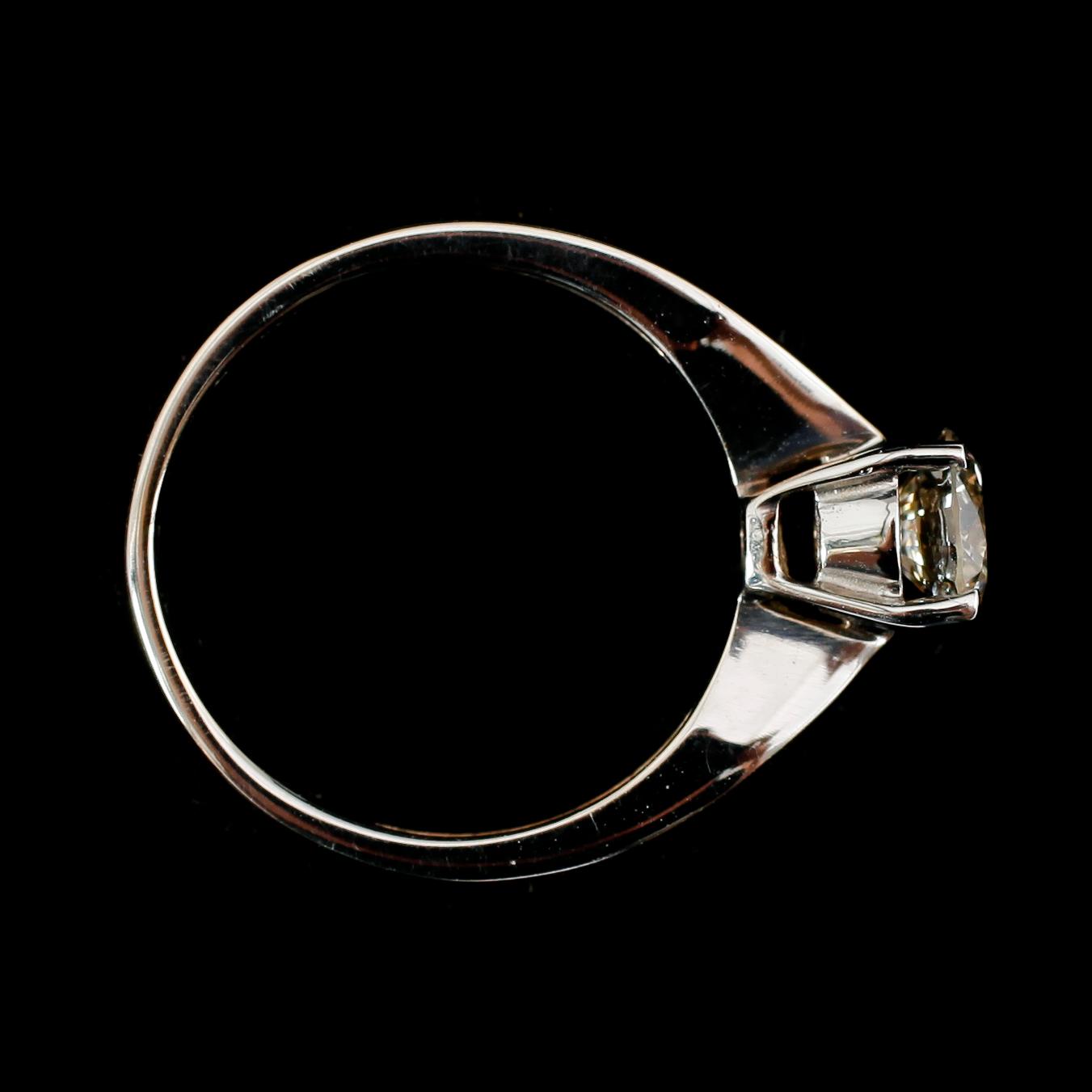 RING, 14 k vitguld, solitär briljantslipad diamant ca 0,90 ct.