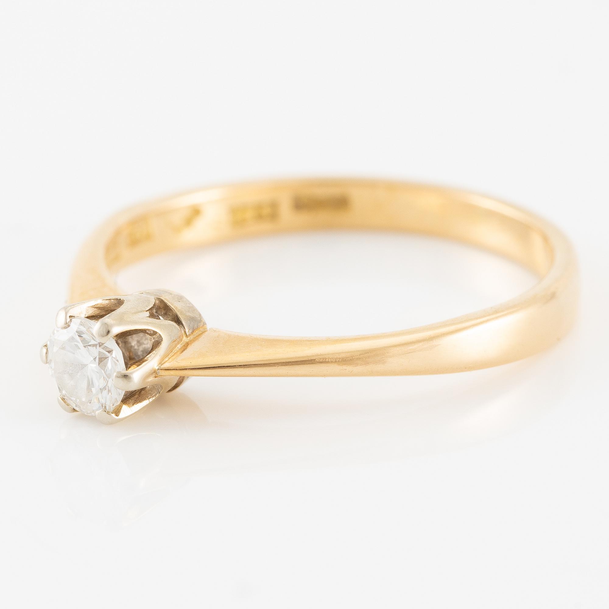 Ring in 18k gold set with a round brilliant-cut diamond.