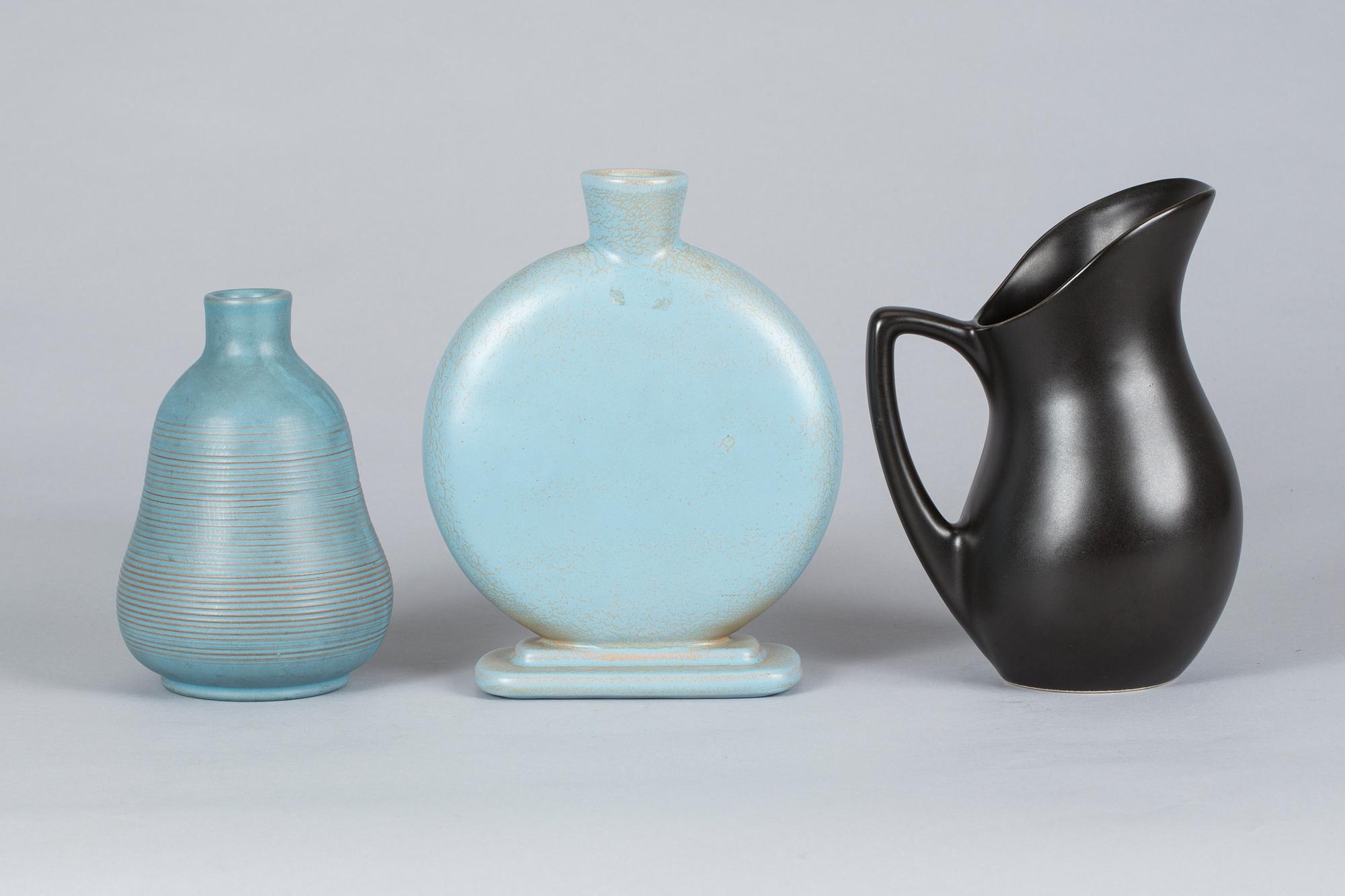 VASER, två st samt KANNA, lergods, Bo Fajans. 1930/40-tal.