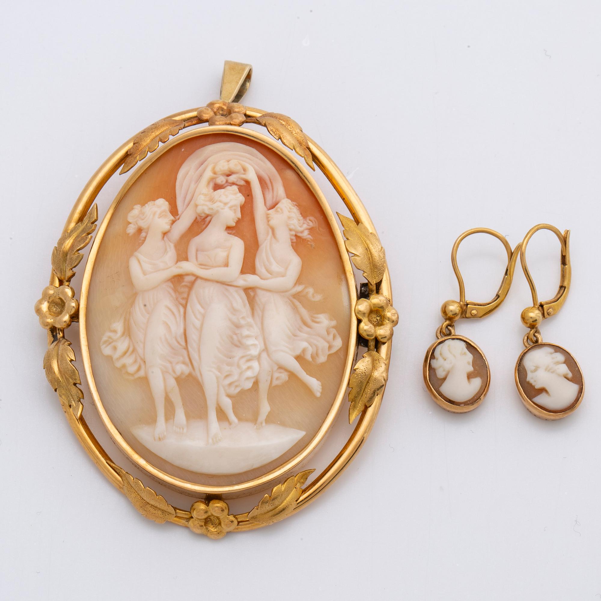 CAMÉ BROSCH och HÄNGE samt ÖRHÄNGEN, 18K guld, snäckcamé, 1926.