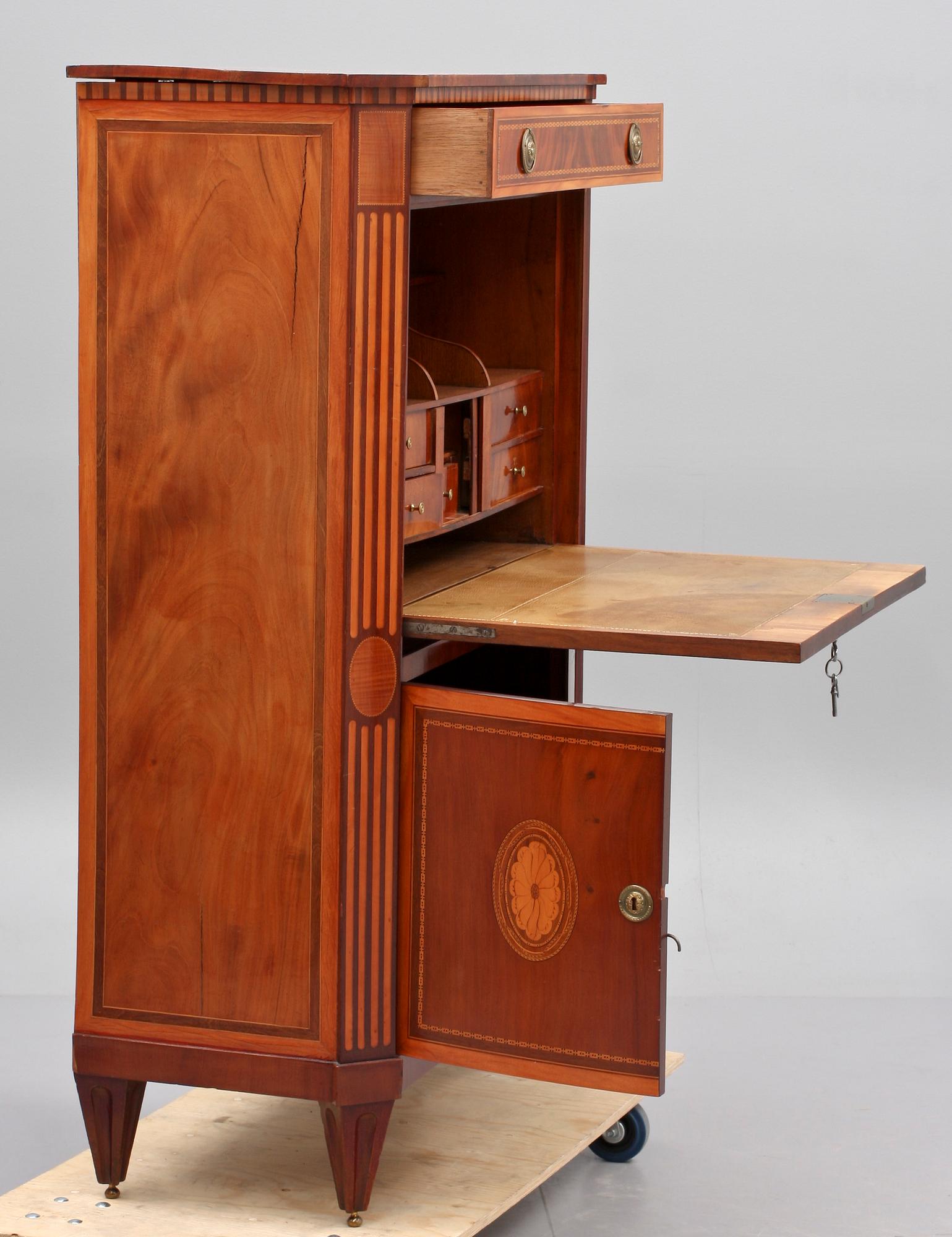 CHIFFONJÉ, troligen Holland, tidigt 1800-tal.