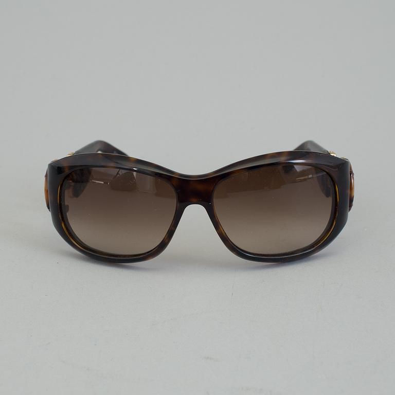 A pair of Gucci GG2970/S sunglasses with case.