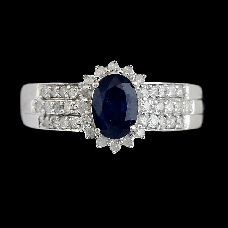 RING, 10K vitguld, safir, diamanter tot ca 0.56 ct.