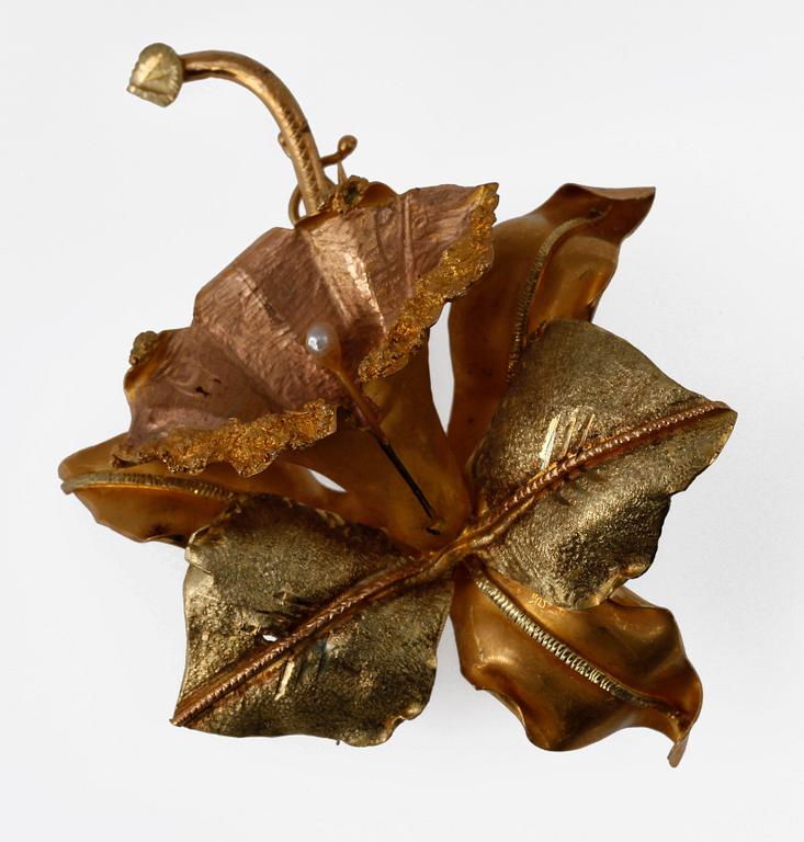 BROSCH, 18k guld i form av orkidé. Vikt 24 g.