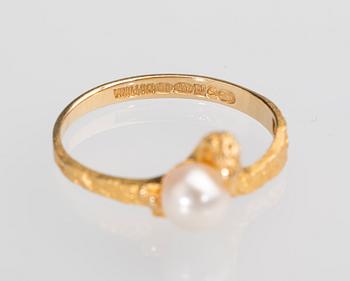 RING, 18 k guld med pärla, Lapponia, Finland. Vikt ca 2 g.