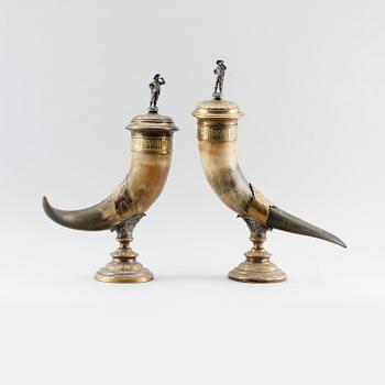 DRYCKESHORN, 2 st, mässing och horn, 1800-talets slut.