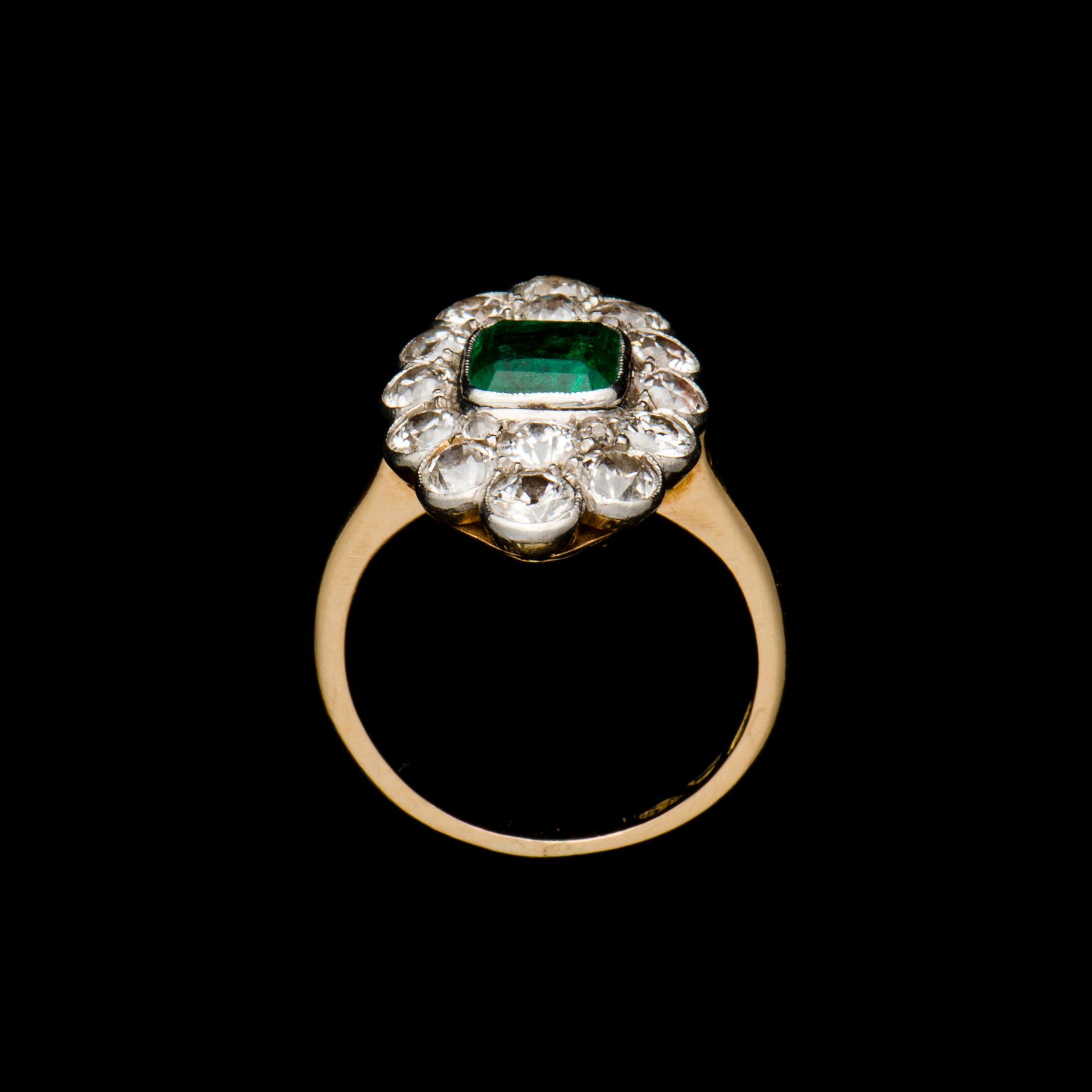 RING, 18K guld, smaragd, gammalslipade diamanter. Oskar Lindroos, Helsingfors 1926. Vikt ca 4,4 g.