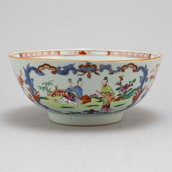 A famille rose bowl, Qing dynasty, Qianlong (1736-95).