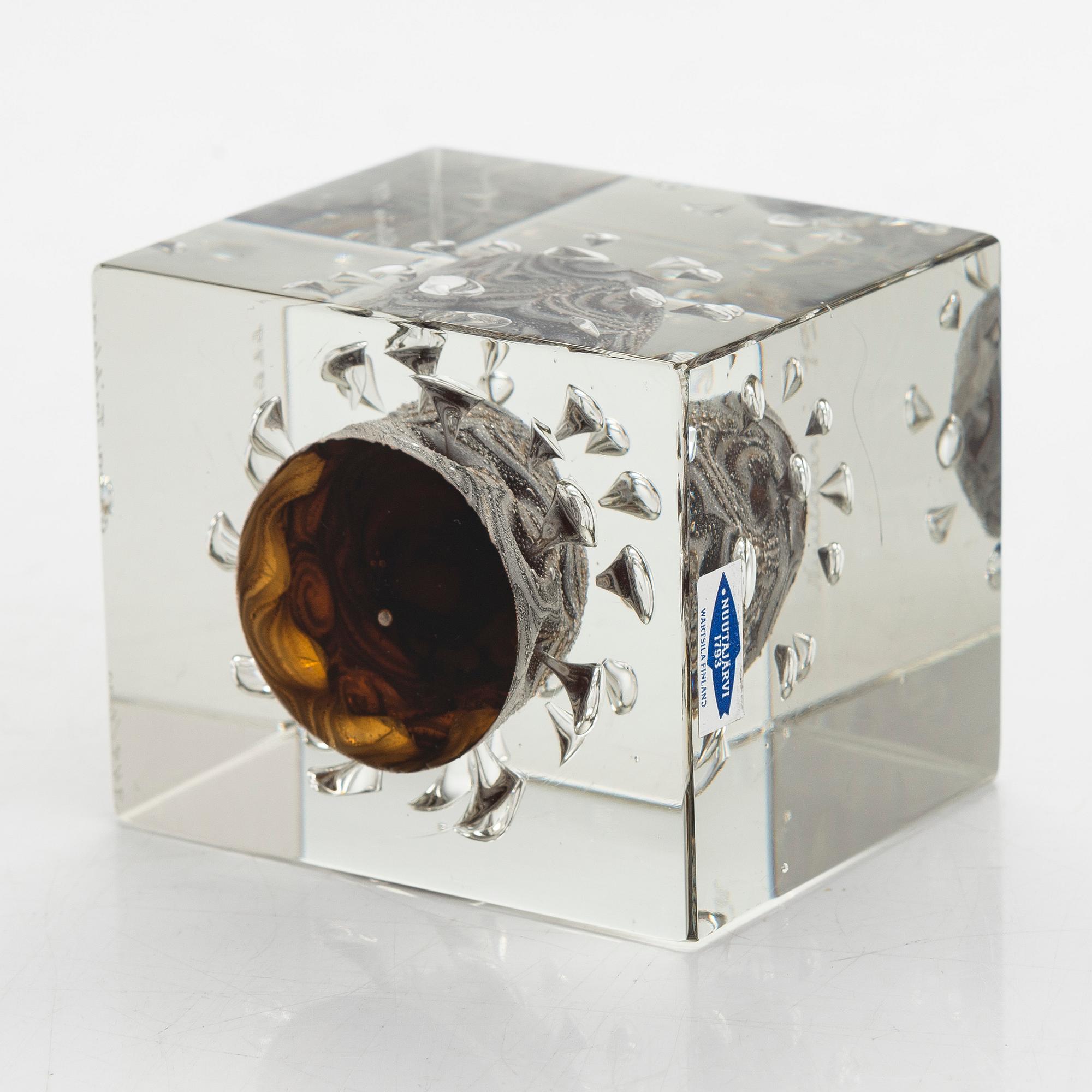 Oiva Toikka, An annual cube, signed Oiva Toikka Nuutajärvi 1979 and numbered 349/1000.