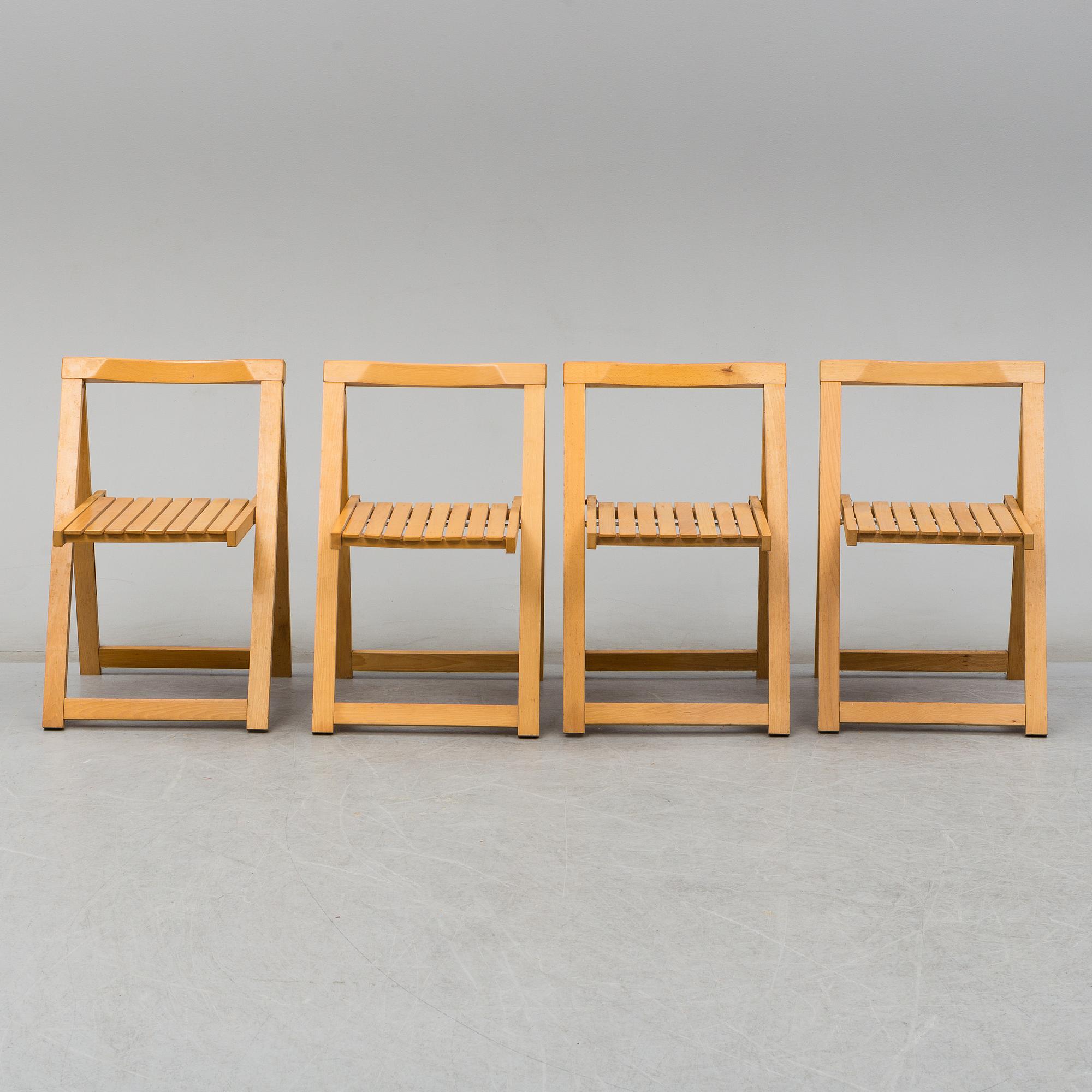 A gateleg table and 4 chairs, late 20th century.