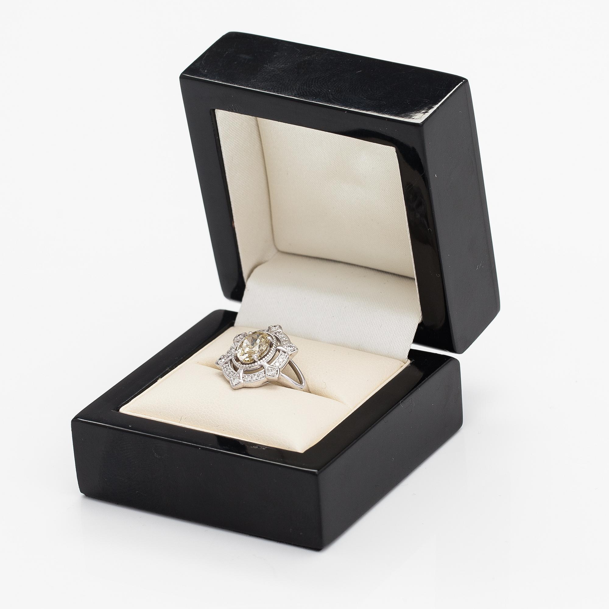 Sormus, 14K valkokultaa, timantteja n. 1.71 ct yht.