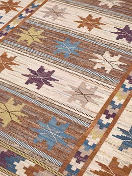 CARPET. "Höstmattan". Flat weave. 305,5 x 201,5 cm. Signed AB MMF.