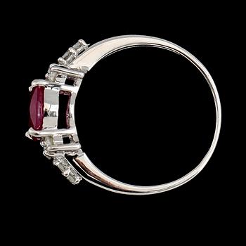 RING, 10K vitguld, rubin ca 2.80 ct, diamanter tot ca 0.45 ct.
