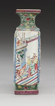 A famille rose vase, late Qing dynasty (1644-1912).