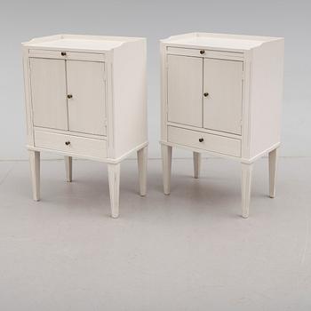SÄNGBORD, 1 par, gustaviansk stil, 1900-talets andra hälft.