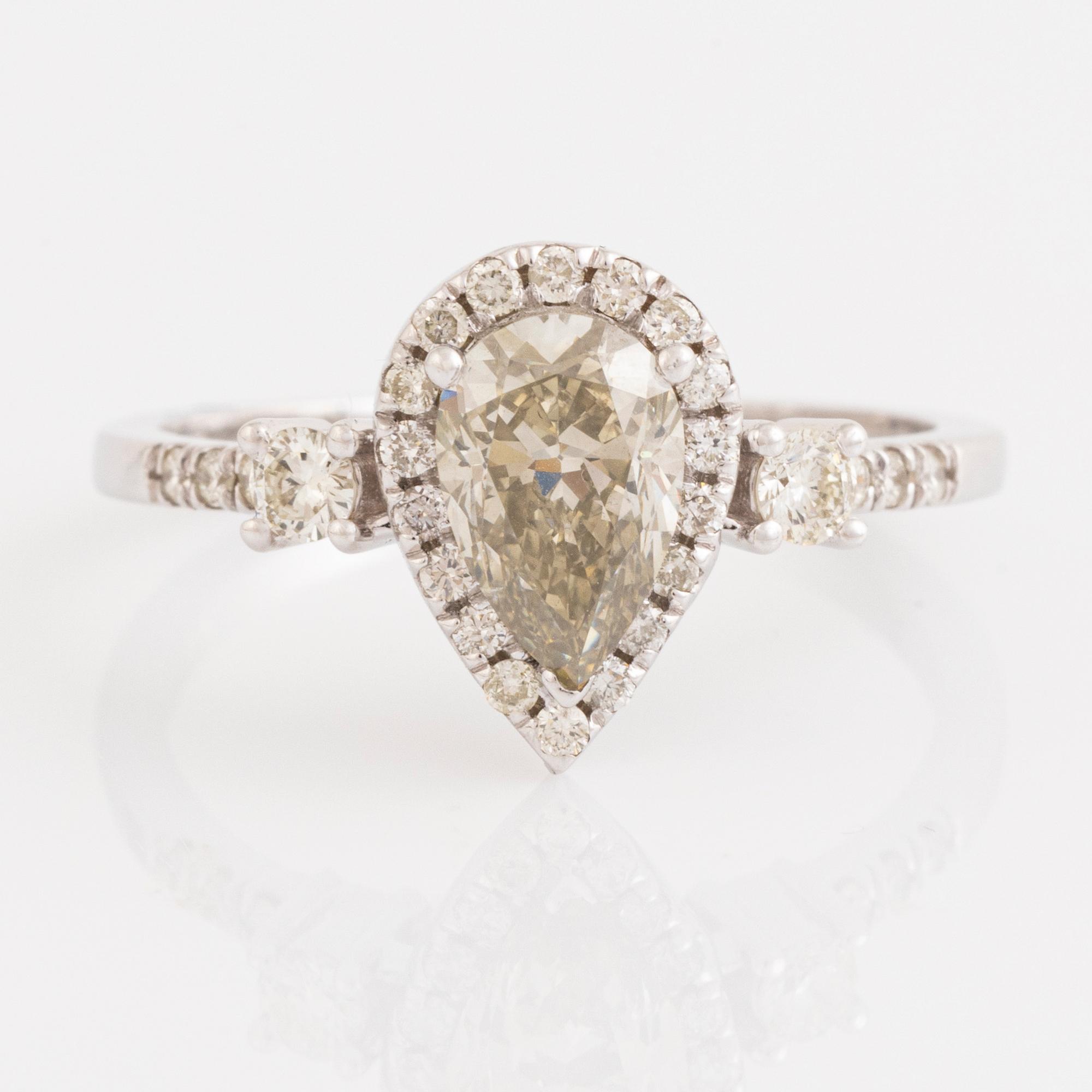 14K white gold and 1,04 ct pear shaped diamond ring. With AIG certificate.