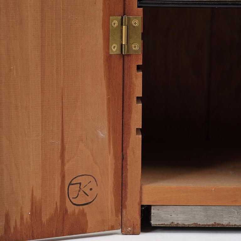 John Kandell, a "Solitär" cabinet, Källemo, Värnamo, post 1981.