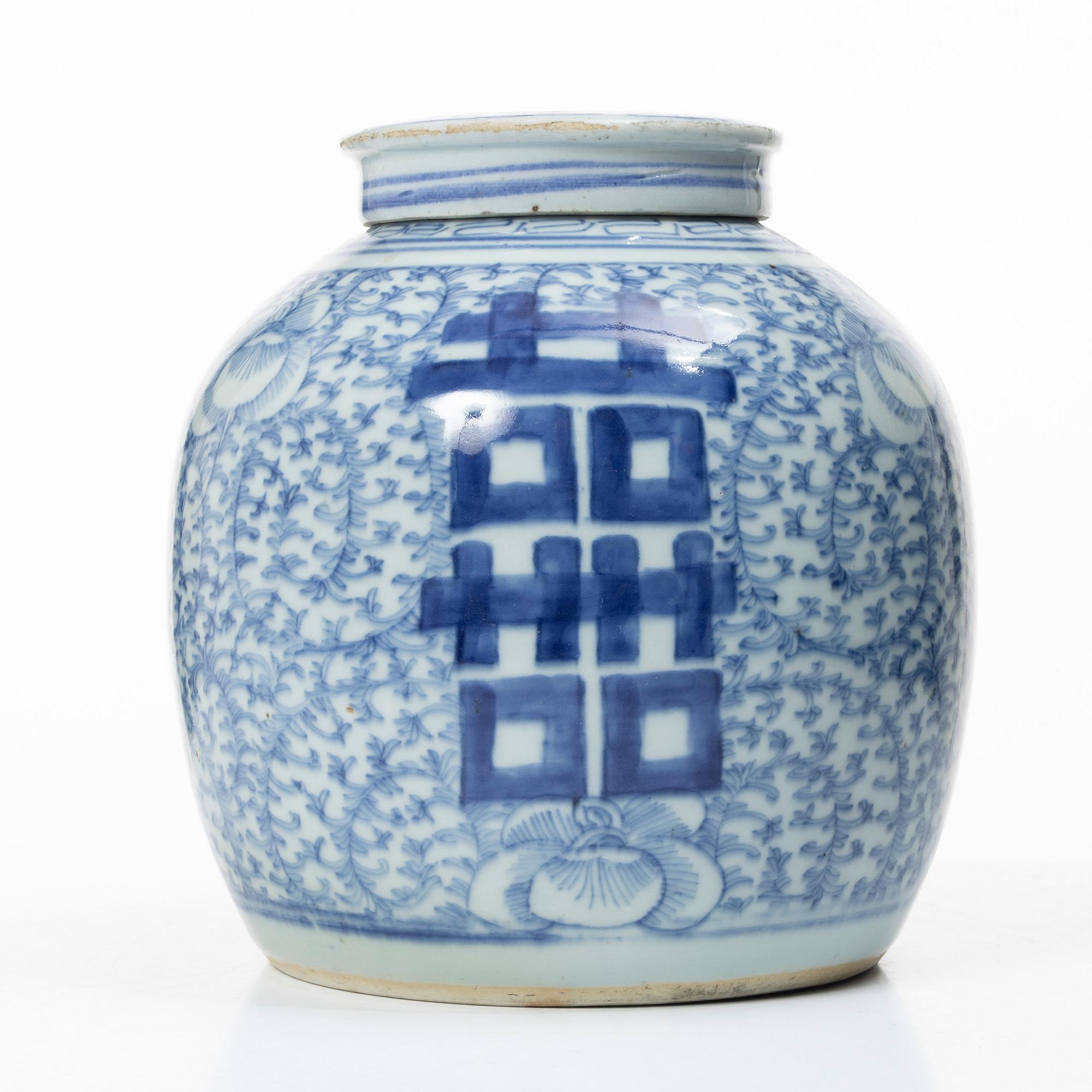 A Chinese blue and white porcelain jar with cover, Qing dynasty, 19th century.