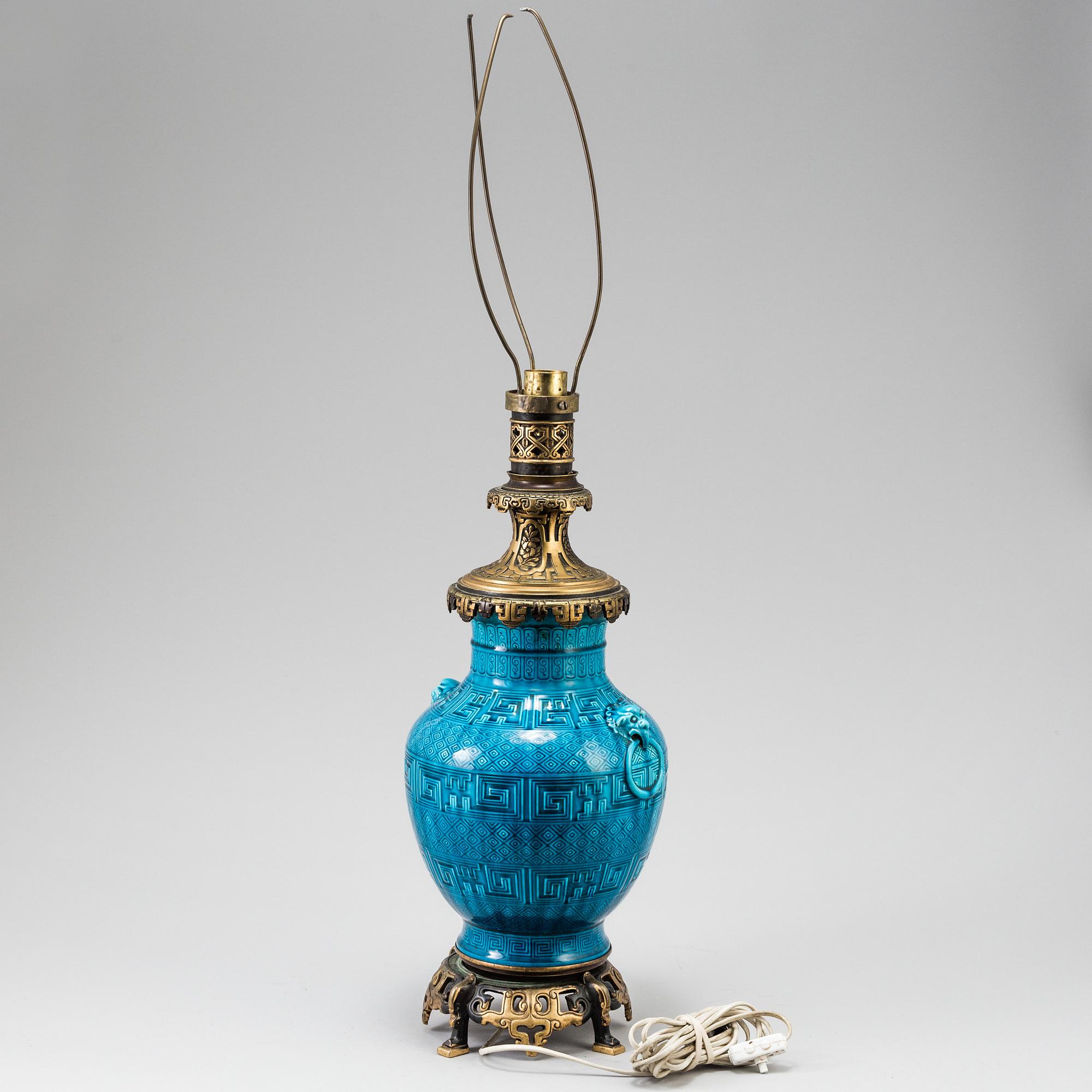 BORDSLAMPA, porslin, Kina, 1900-talets första hälft.