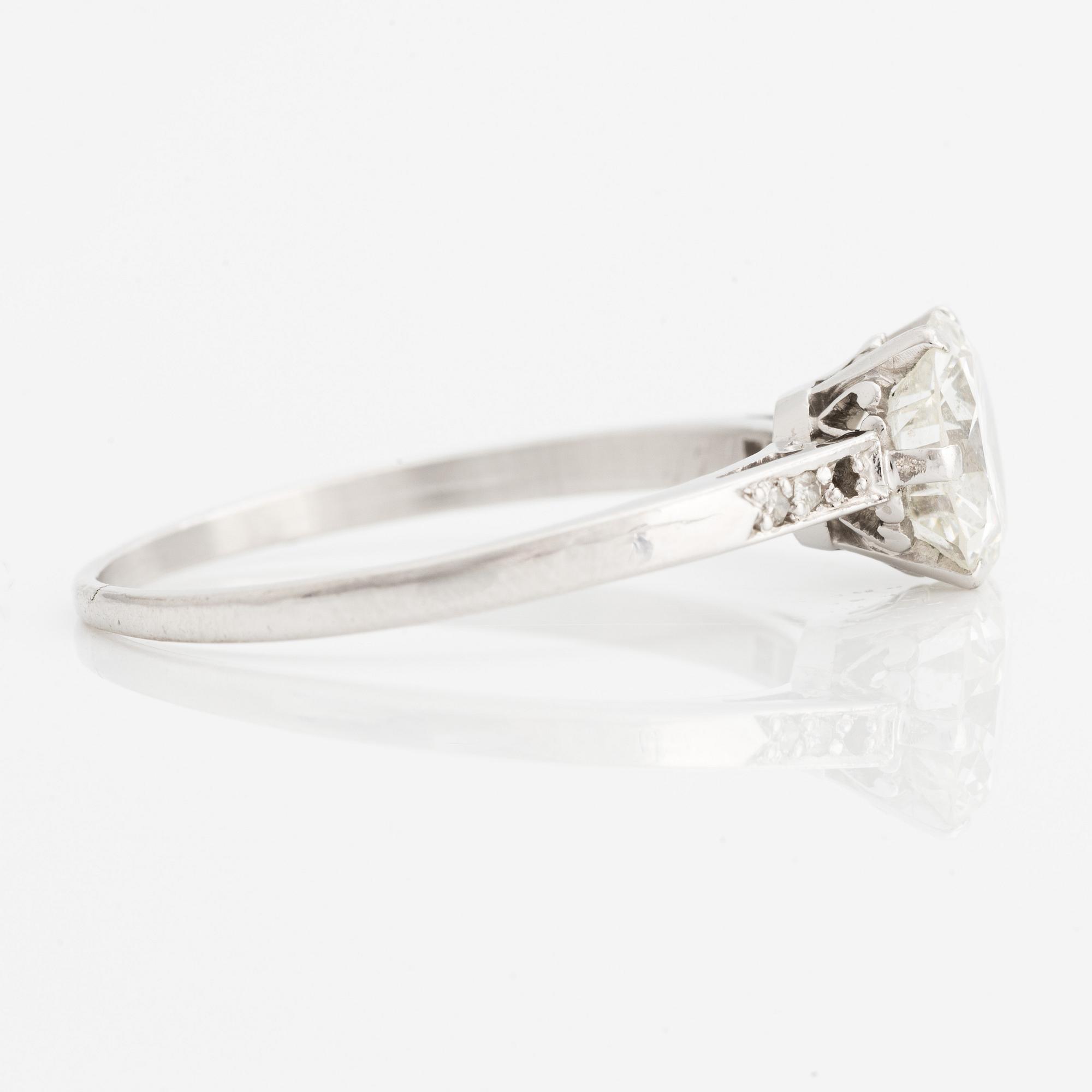 Ring, platinum with brilliant-cut diamond, Strömdahl, Stockholm 1946.