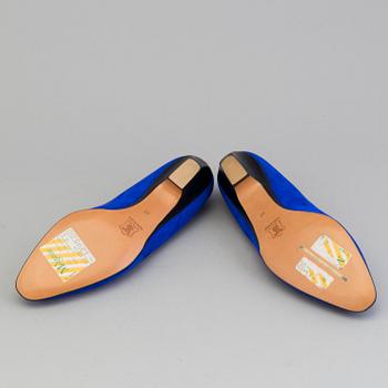 a pair of Yves Saint Laurent shoes size 41.