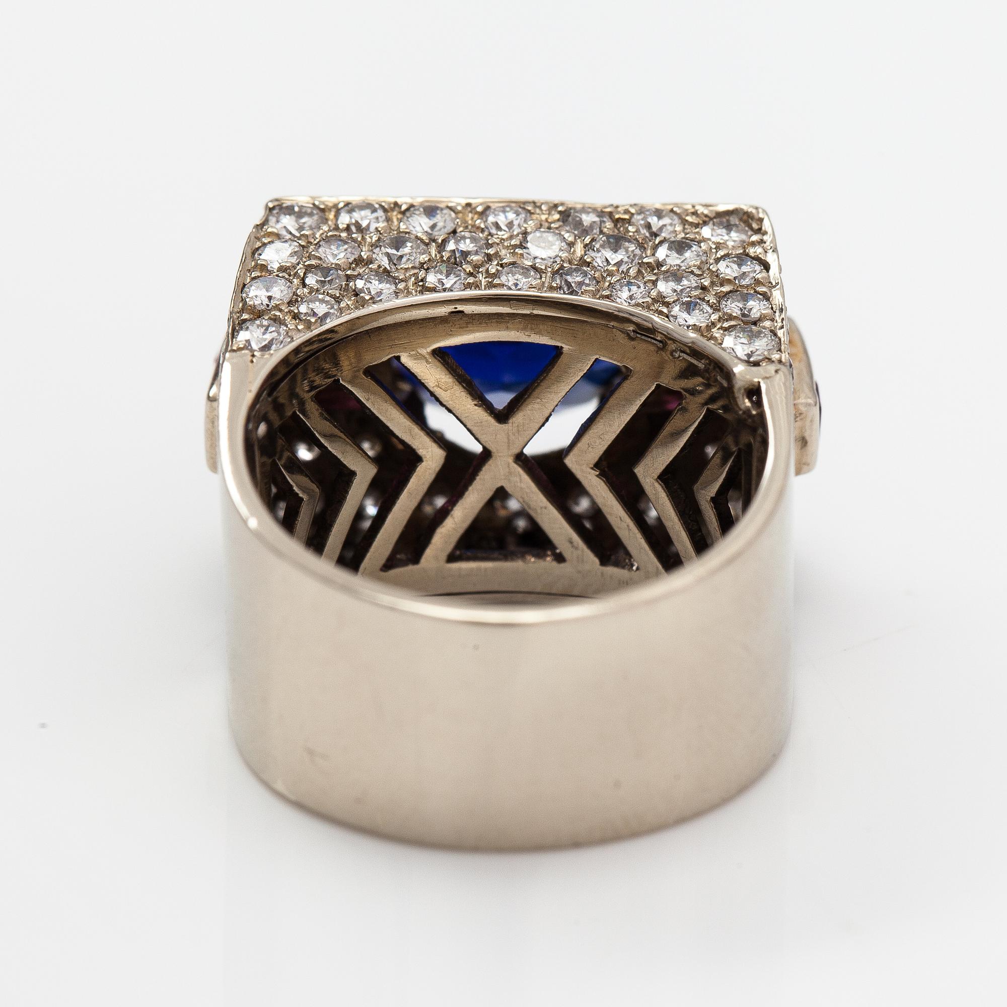 Ring, 18K vitguld, diamanter ca 2.40 ct tot, syntetisk safir och rubiner.