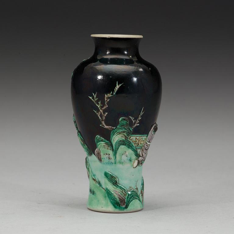 A famille noire base, Qing dynasty, 19th Century.