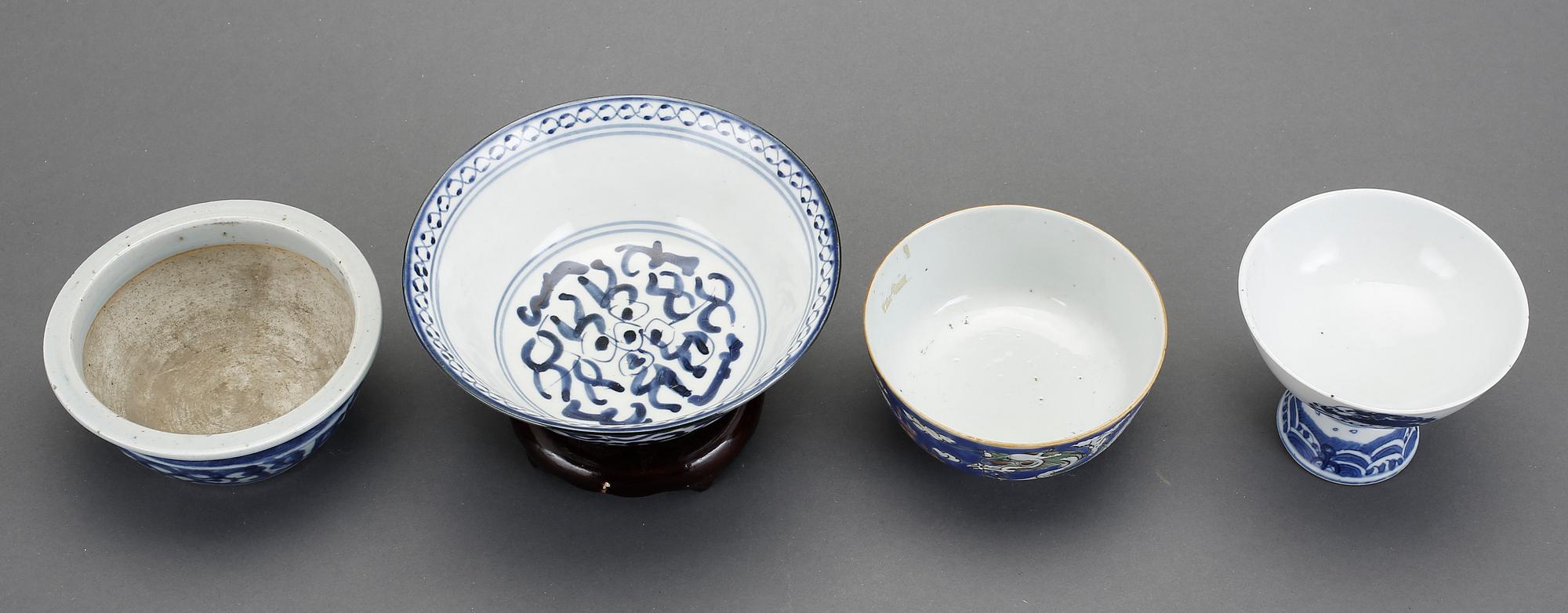 SKÅLAR och STEMCUP, 4 st, porslin, Kina, 1900-tal.