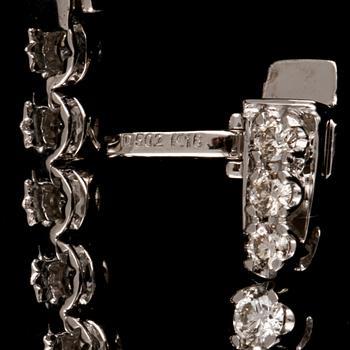 ARMBAND, 18k vitguld med 47 briljantslipade diamanter, totalt 5.02 ct. Vikt 11 g.