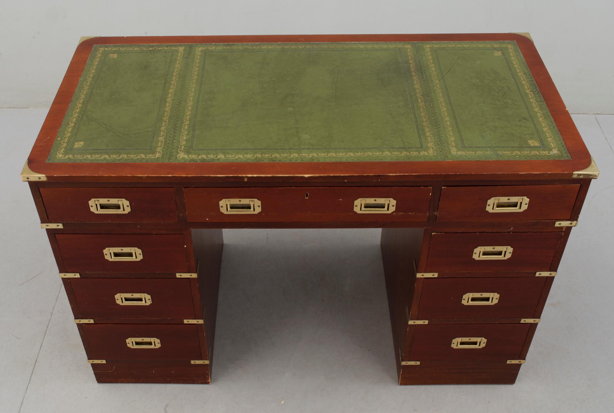 SKRIVBORD samt STOL, engelsk stil, 1900-talets fjärde kvartal.