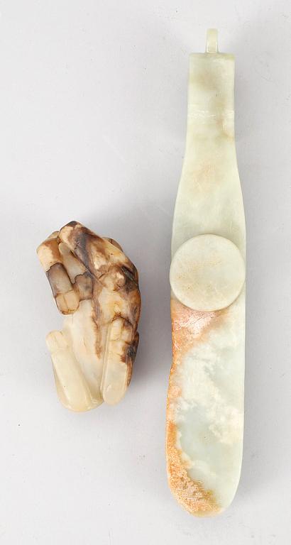 FIGURIN OCH BÄLTESSPÄNNE, 2 st, nefrit, Kina.