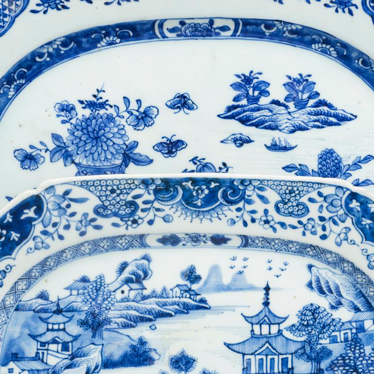 2 pcs of blue and white porcelain charger, Qing dynasty, Qianlong (1736-95).