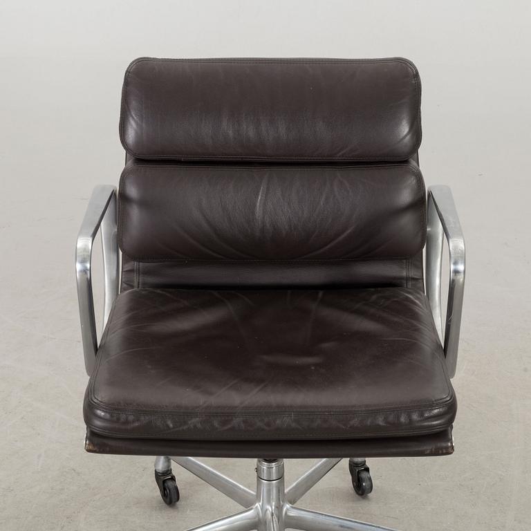 CHARLES & RAY EAMES, skrivbordsstol, "Soft pad chair". Herman Miller omkring 2000.