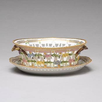 GALLERKORG med FAT, porslin. "Flora Danica", Royal Copenhagen, Danmark, 1900-tal.