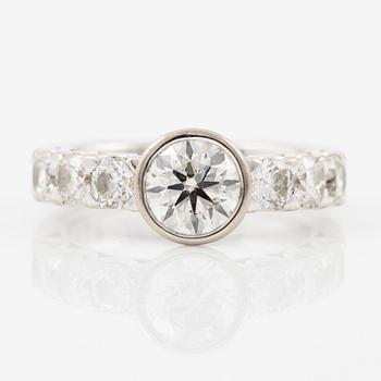 Ring, Atelier Ajour, 18K white gold with a brilliant-cut diamond approximately 1 ct with old mine-cut diamonds.