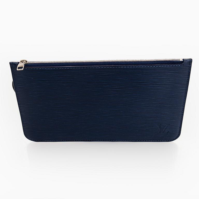 Louis Vuitton, a “Neverfull MM” bag.