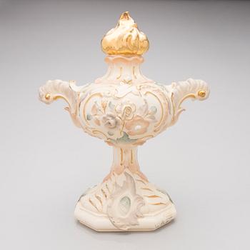 DEKORELEMENT TILL KAKELUGN, keramik, Rörstrand, 1800-talets slut.