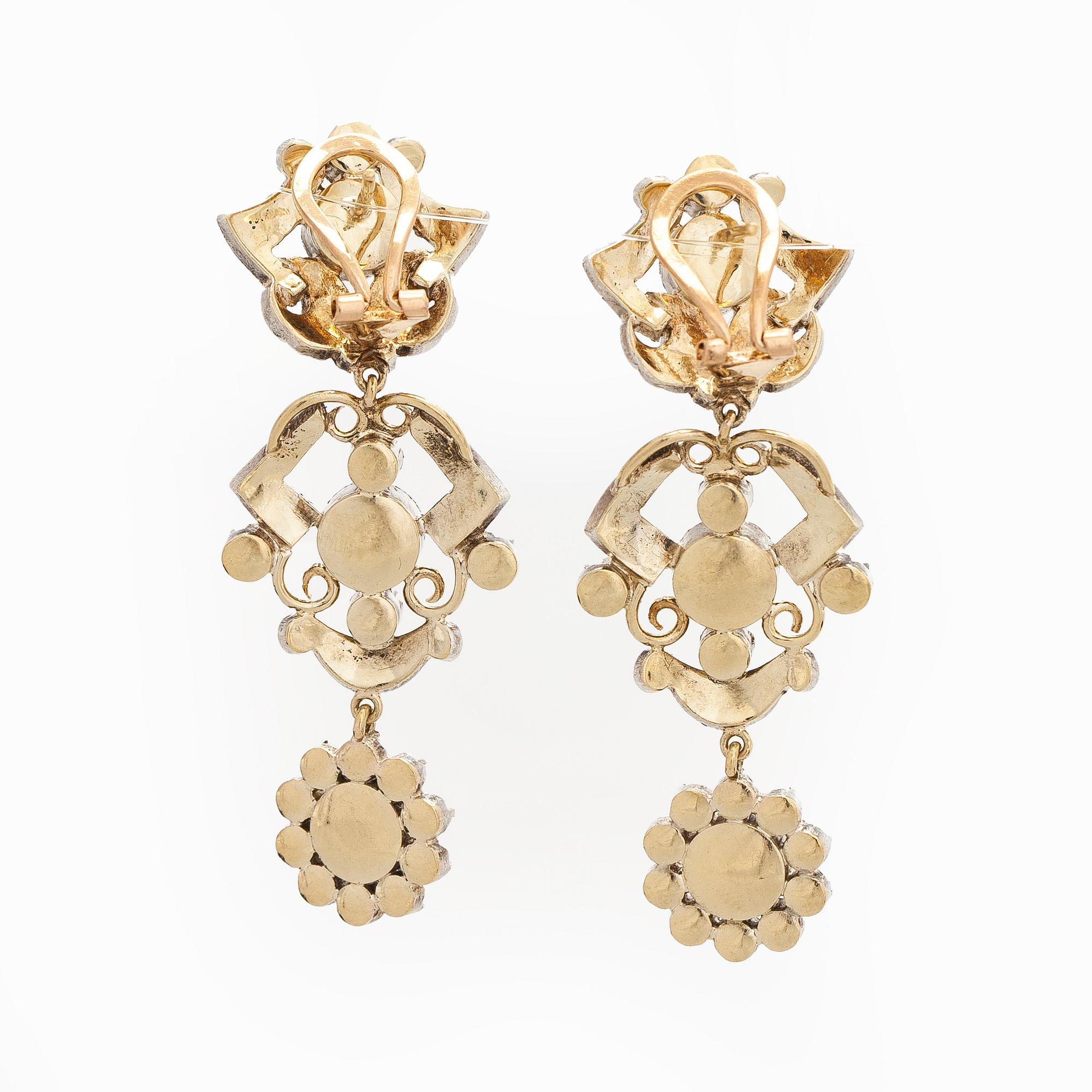 Korvakorut, 18K kultaa ja ruusuhiottuja timantteja.