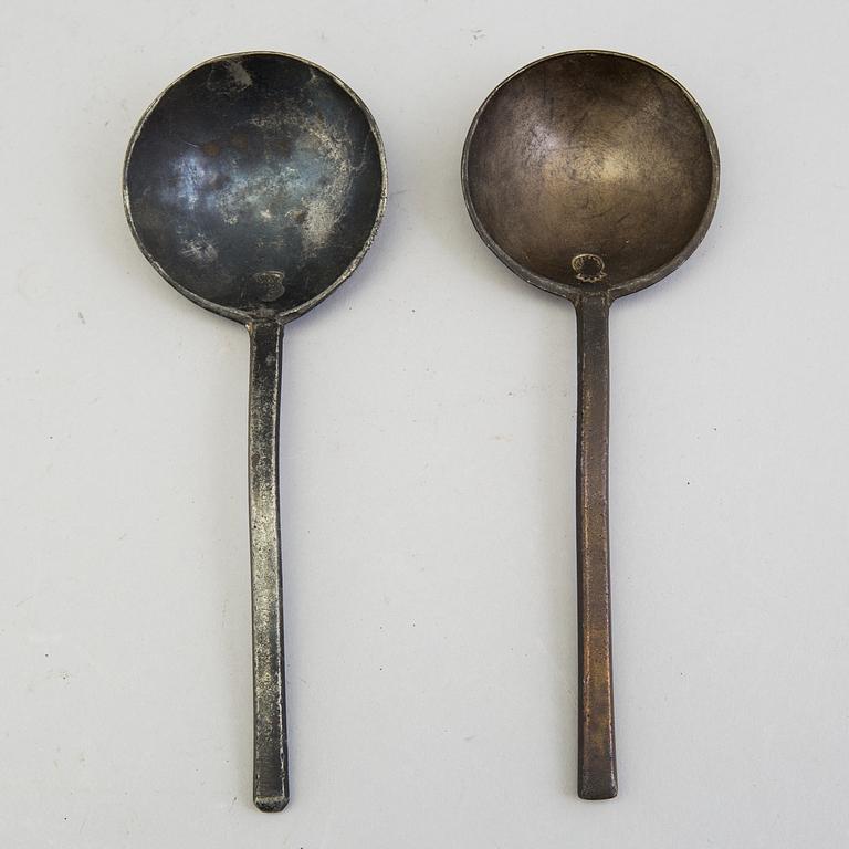 TWO 17TH CENTURY PEWTER SPOONS.