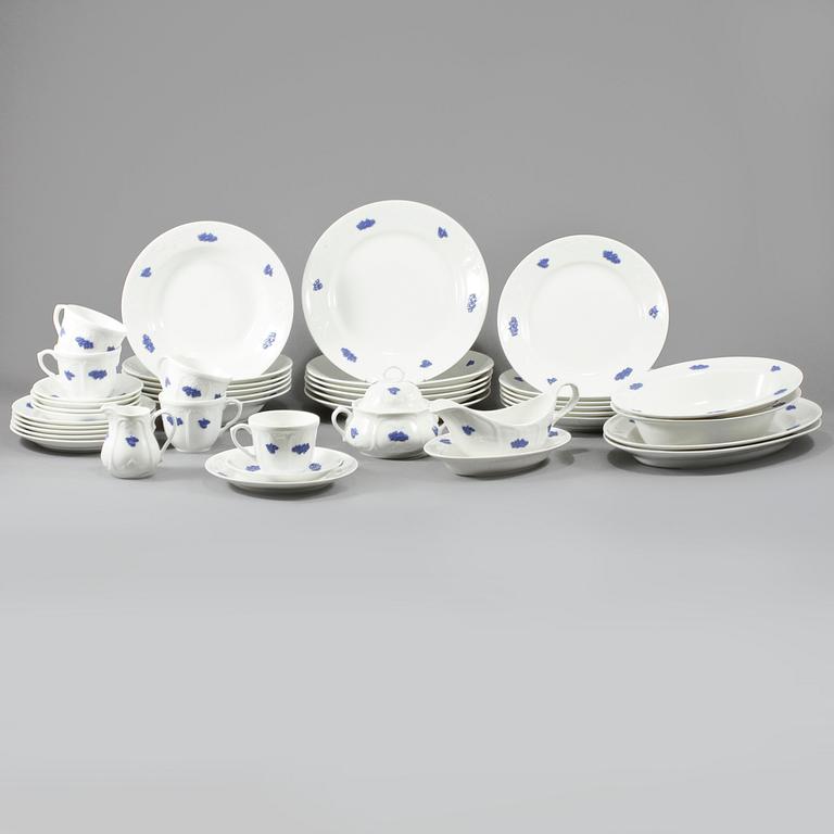 SERVISDELAR, 37 st, porslin, "Blå blom", Gustavsberg, 1900-talets andra hälft.