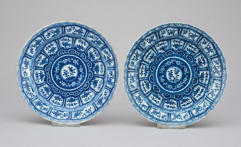 TALLRIKAR, ett par, porslin. Kangxi (1662-1722) Kina.